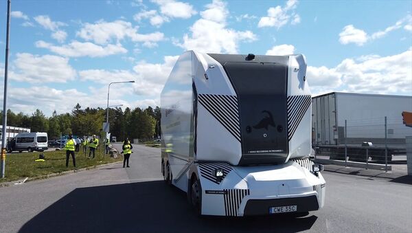 İsveç'in Jönköping kentinde elektrikle çalışan sürücüsüz kamyonun ilk test sürüşü yapıldı. - Sputnik Türkiye