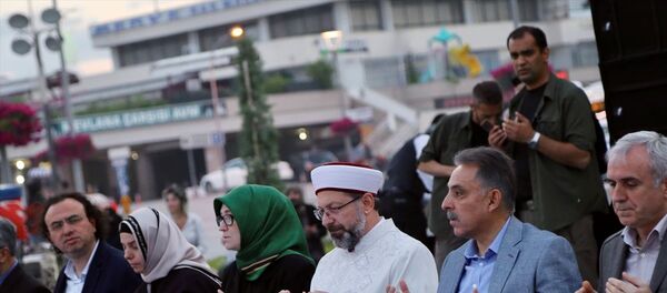 Diyanet İşleri Başkanı Ali Erbaş, Konya İl Müftülüğünün Mevlana Meydanı'nda düzenlediği iftar programına katıldı. - Sputnik Türkiye