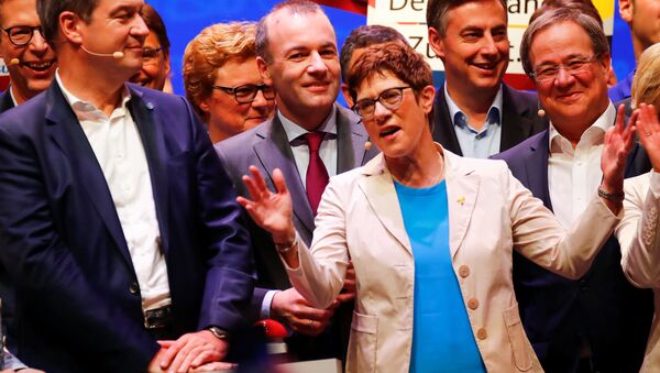 CDU'nun kadın lideri Annegret Kramp-Karrenbauer, Hıristiyan Demokratların AP seçim kampanyasını yönetiyor. - Sputnik Türkiye