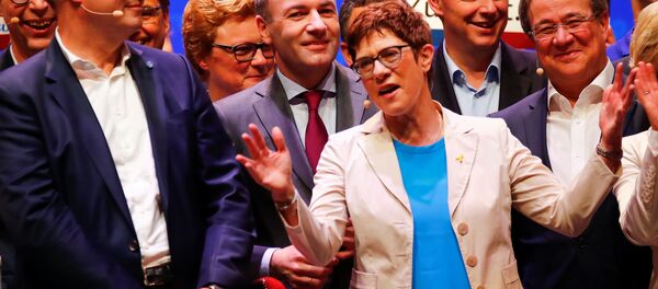 CDU'nun kadın lideri Annegret Kramp-Karrenbauer, Hıristiyan Demokratların AP seçim kampanyasını yönetiyor. - Sputnik Türkiye