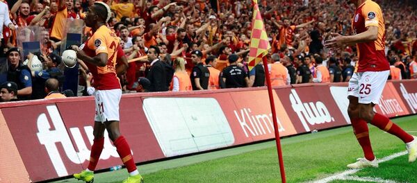 Spor Toto Süper Lig'de Galatasaray ile Medipol Başakşehir, Türk Telekom Stadı'nda karşı karşıya geldi. Galatasaray’ın golünü atan Henry Onyekuru gol sevincini takım arkadaşlarıyla paylaştı. - Sputnik Türkiye