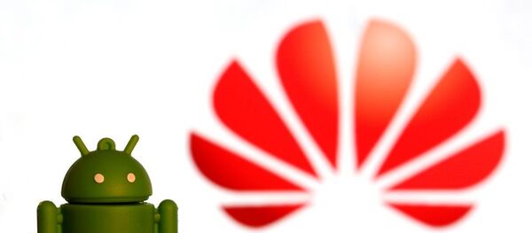 3 boyutlu Andorid logosu ile Huawei logosu - Sputnik Türkiye