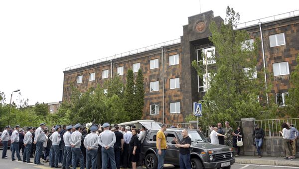 Paşinyan'ın çağrısı üzerine mahkeme çıkışlarını kapatan protestocular - Sputnik Türkiye