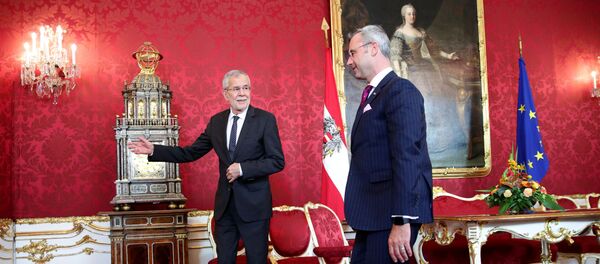 Avusturya'da hükümetin çökmesinin ardından parti liderleriyle görüşmeler yürüten Cumhurbaşkanı Alexander van der Bellen, FPÖ lideri olması kesinleşen Norbert Hofer'i ağırlarken - Sputnik Türkiye