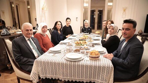 Binali Yıldırım, Twitter'dan davet ettiği aileyle iftar yaptı - Sputnik Türkiye