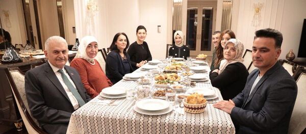 Binali Yıldırım, Twitter'dan davet ettiği aileyle iftar yaptı - Sputnik Türkiye