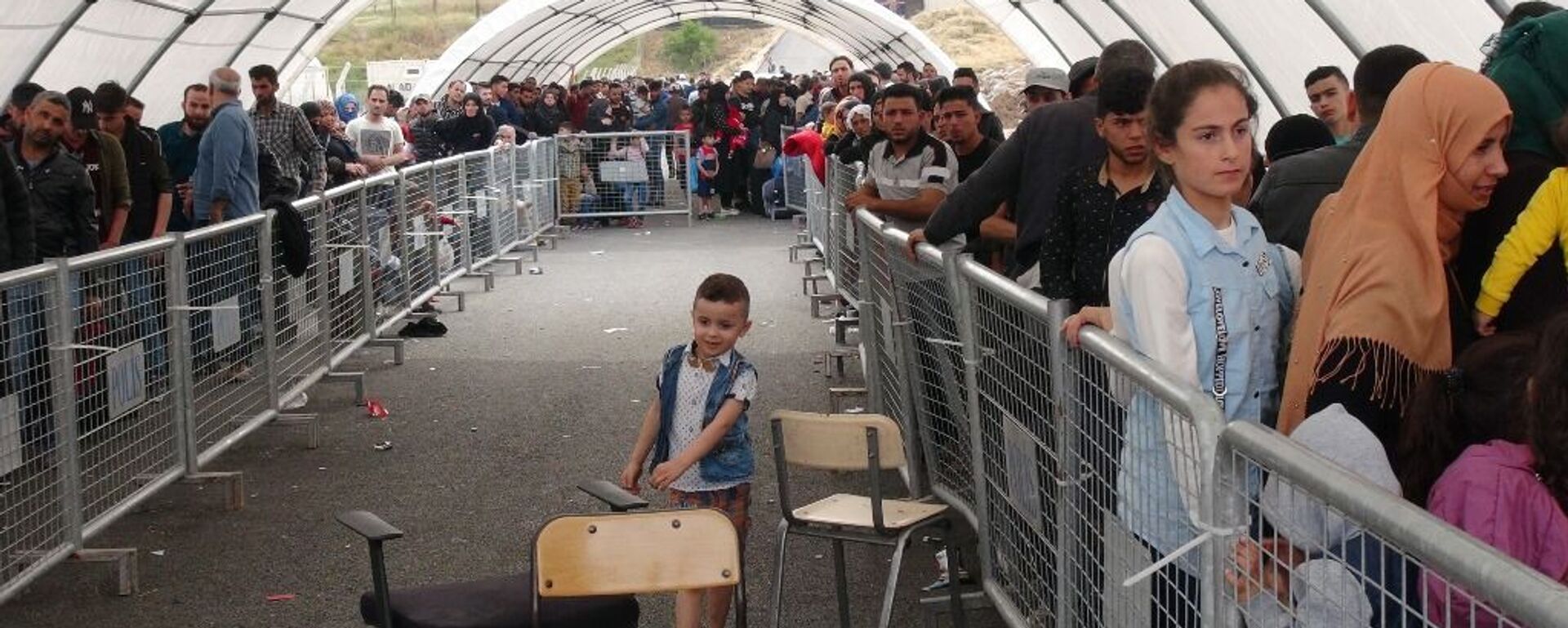 Ramazan Bayramı ziyareti için 4 günde 3 bin Suriyeli, işlemlerinin ardından Kilis'teki Öncüpınar Sınır Kapısı'ndan ülkesine geçiş yaptı. - Sputnik Türkiye, 1920, 16.04.2025