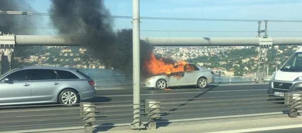 15 Temmuz Şehitler Köprüsü'nde araç yangını - Sputnik Türkiye