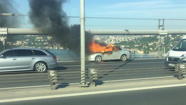 15 Temmuz Şehitler Köprüsü'nde araç yangını - Sputnik Türkiye