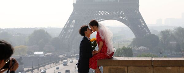 Paris manzarası: Eyfel'e bakan Trocadero'da öpüşen bir çift - Sputnik Türkiye