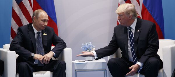 Rusya Devlet Başkanı Vladimir Putin ve ABD Başkanı Donald Trump 2017’de Hamburg’da gerçekleştirilen G20 zirvesi kapsamında ilk kez yüz yüze görüştü. - Sputnik Türkiye