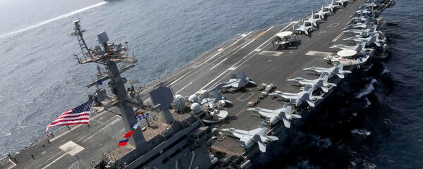 Abraham Lincoln uçak gemisi muharebe grubu ile  Kearsarge Amfibik Çıkarma Grubu Umman Denizi'nde ortak operasyon yürütürken - Sputnik Türkiye