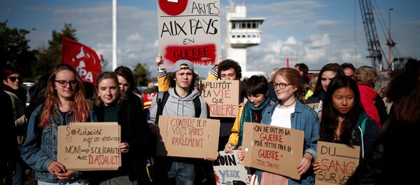 Suudi Arabistan'ın Yemen’de kullandığı silahların Fransa yapımı olduğunun gazeteciler tarafından ortaya çıkarılması üzerine hükümet protesto edildi. - Sputnik Türkiye