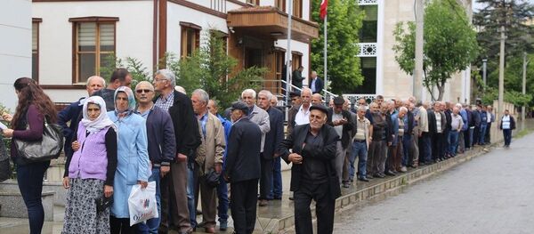 Cumhuriyet Halk Partisi (CHP) Ekrem İmamoğlu için başlattığı kişi başı 20 TL tutarında destek kampanyasına Artvin’in Ardanuç ilçesinden büyük destek geldi. - Sputnik Türkiye