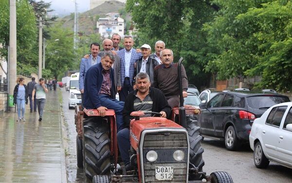 Köylerinden bazı vatandaşların traktörleri ile ilçe merkezine geldiği gözlenirken, sıraya girenler açılan hesap numarasına bağışta bulundular. - Sputnik Türkiye