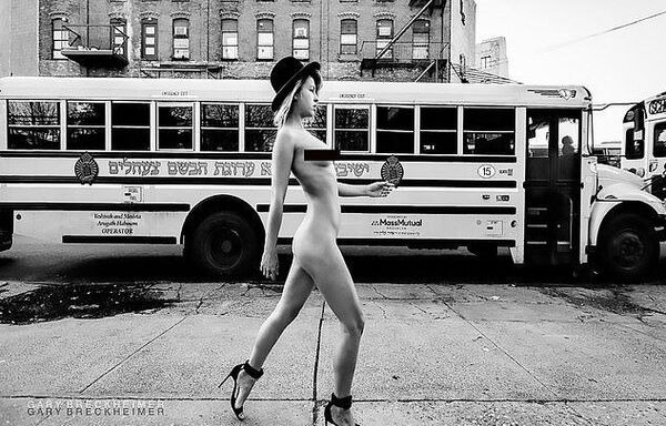 Belçikalı model bu sefer Yahudi mahallesinde soyundu: Görenler polisi aradı - Sputnik Türkiye