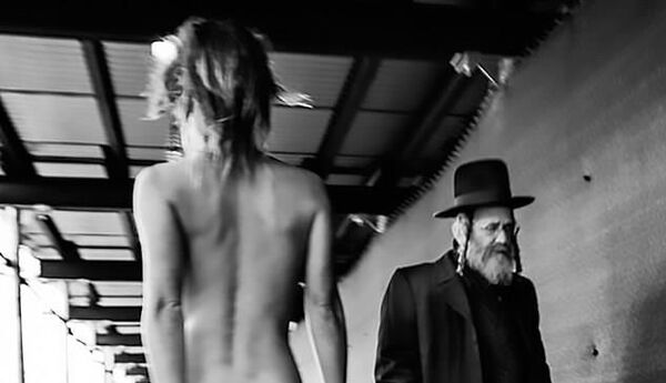 Belçikalı model bu sefer Yahudi mahallesinde soyundu: Görenler polisi aradı - Sputnik Türkiye