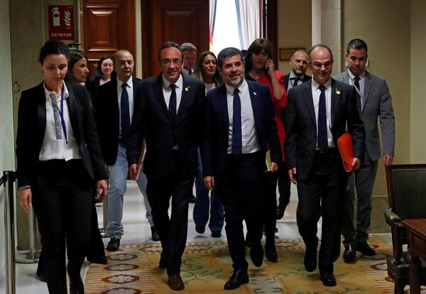 Tutuklu Katalan siyasetçilerin milletvekilliği askıya alındı Tutuklu Katalan siyasetçilerin milletvekilliği askıya alındı - Sputnik Türkiye