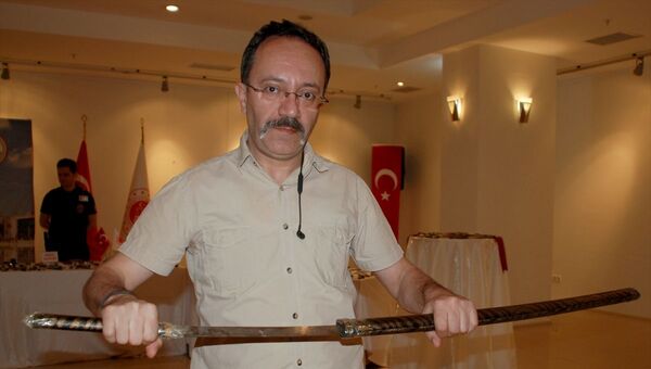 Adliye girişinde el konulan eşyalar sergilendi: Aralarında Samuray kılıcı da var - Sputnik Türkiye