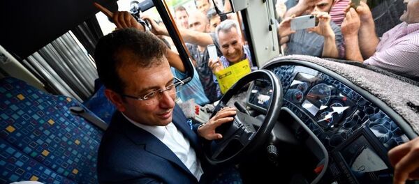 Otobüsçülerle buluşan İmamoğlu, 500T hattının direksiyonuna geçti - Sputnik Türkiye