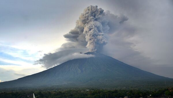 Endonezya'da Agung Yanardağı'nda patlama - Sputnik Türkiye