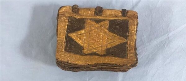 İzmir’de bin 500 yıllık İbranice kitap ele geçirildi - Sputnik Türkiye