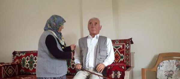 Ölen eşinin balmumu heykeline sarılarak hasret gideriyor - Sputnik Türkiye