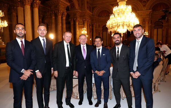  Türkiye Cumhurbaşkanı Recep Tayyip Erdoğan, Dolmabahçe Sarayı'nda sanatçı ve sporcular ile iftar programına katıldı. - Sputnik Türkiye