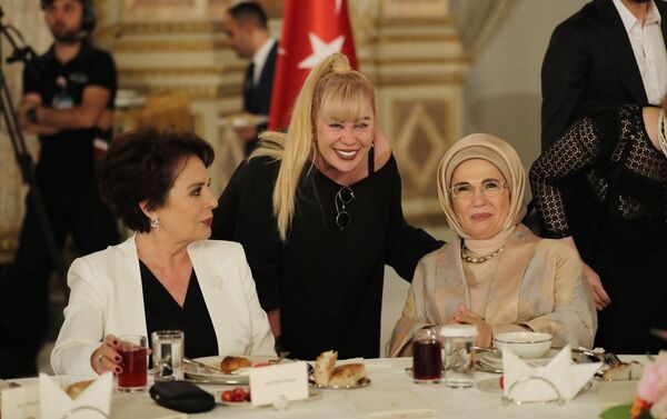 Türkiye Cumhurbaşkanı Recep Tayyip Erdoğan eşi Emine Erdoğan ile Dolmabahçe Sarayı'nda sanatçı ve sporcular ile iftar programına katıldı. - Sputnik Türkiye