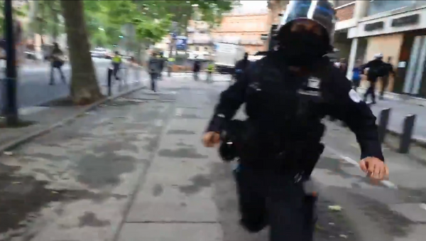 Fransa’da polis RT France muhabirini copla darp etti - Sputnik Türkiye