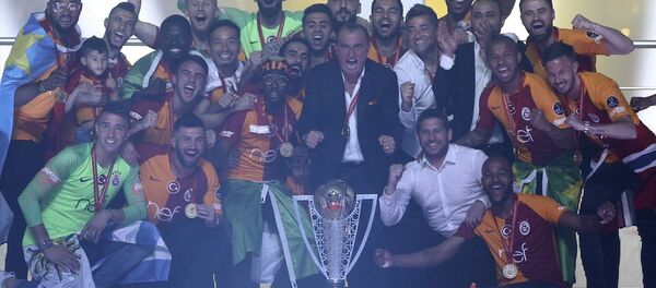 Spor Toto Süper Lig'de 2018-2019 sezonunu şampiyon tamamlayan Galatasaray Futbol Takımı Türk Telekom Stadı'nda taraftarların katılımıyla düzenlenen törenle kupasını aldı. Galatasaray teknik direktörü Fatih Terim ve oyuncular şampiyonluk kupasıyla poz verdi. - Sputnik Türkiye
