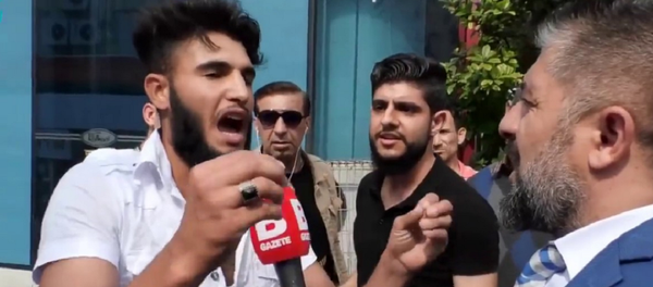 Bursa'da sokak röportajında 'Kafa keseceğim' diyen kişi gözaltına alındı - Sputnik Türkiye