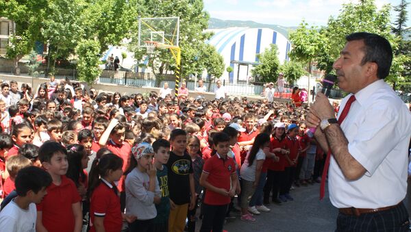 Tokat'ta bin tane öğrenci zorbalığa karşı rap yaptı: Evet, zorbayım çok pişmanım, artık sizinleyim gelin sarılalım - Sputnik Türkiye