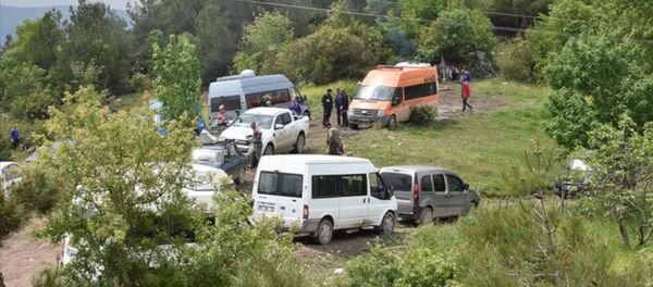 Samsun'un Vezirköprü ilçesinde 1.5 yaşındaki Ecrin Kurnaz'ın kaybolduğu köye yaklaşık bir kilometre uzaklıkta ormanlık arazideki dere yatağında küçük çocuğa ait olduğu düşünülen ayakkabı ile ceset parçaları bulundu. - Sputnik Türkiye