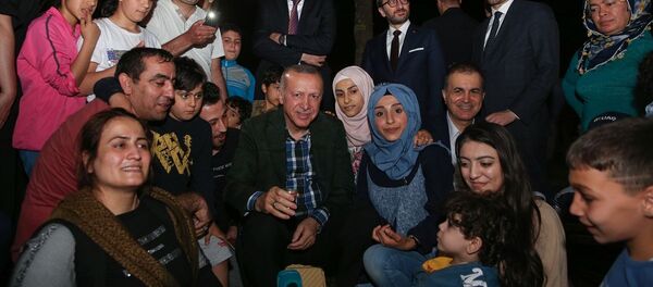  Cumhurbaşkanı Recep Tayyip Erdoğan, Zeytinburnu sahilinde vatandaşlarla iftar yaptı. Erdoğan, iftarın ardından Cemal Ece isimli vatandaşın çay davetini kabul ederek birlikte çay içti, sohbet etti. - Sputnik Türkiye