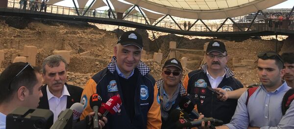 Kültür ve Turizm Bakanı Mehmet Nuri Ersoy, bu yıl 10 ülkeden 90 araç, 35 takım ve 150 sporcunun katılımıyla gerçekleşen Europa Orient ve Doğu-Batı Dostluk Rallisi’nin Şanlıurfa-Göbeklitepe turuna katıldı. - Sputnik Türkiye