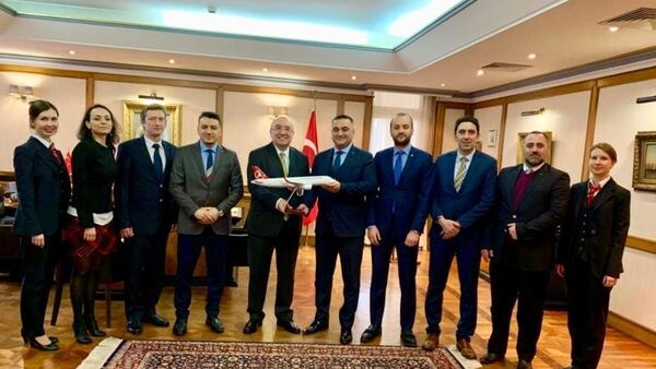 Türk Hava Yolları (THY) Rusya Müdürü Turan Yardımcı ve çalışanları Türkiye'nin Moskova Büyükelçisi Mehmet Samsar’ı ziyaret etti. - Sputnik Türkiye