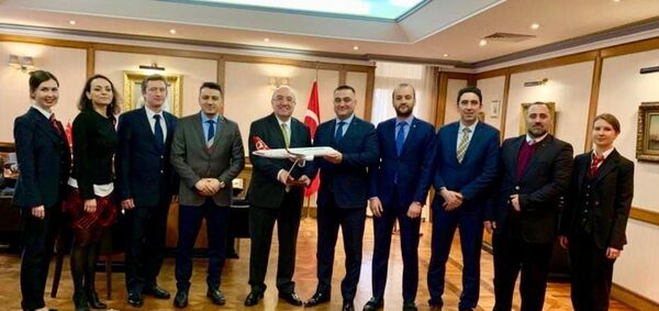 Türk Hava Yolları (THY) Rusya Müdürü Turan Yardımcı ve çalışanları Türkiye'nin Moskova Büyükelçisi Mehmet Samsar’ı ziyaret etti. - Sputnik Türkiye