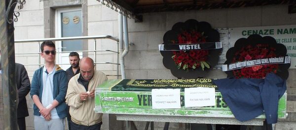 Siyanür içirilerek öldürülen anne ve babanın cenazesi - Sputnik Türkiye