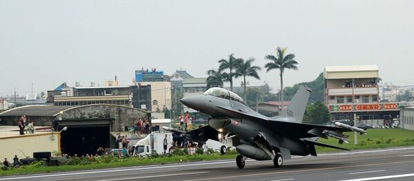Tayvan hava kuvvetlerine ait 3 savaş uçağı, olası bir Çin saldırısına karşı ordunun kapasitesini ve caydırıcılığını göstermek için işlek bir otobana iniş yaptı Tayvan hava kuvvetlerine ait 3 savaş uçağı, olası bir Çin saldırısına karşı ordunun kapasitesini ve caydırıcılığını göstermek için işlek bir otobana iniş yaptı - Sputnik Türkiye