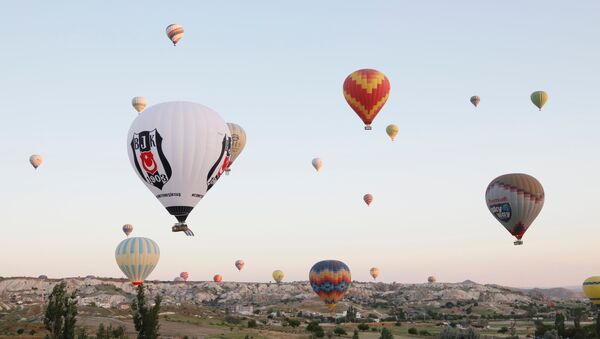 Fikret Orman, Beşiktaş balonuyla Kapadokya semalarında uçtu - Sputnik Türkiye