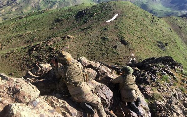 Türk Silahlı Kuvvetleri tarafından Irak'ın kuzeyindeki Hakurk bölgesinde PKK''lıların bulunduğu alanlara yönelik harekat başlatıldı. Kara Kuvvetleri topçu bataryaları ve Hava Kuvvetleri Komutanlığına bağlı jetlerin atışlarıyla başlayan harekata komando tugayları da katıldı. - Sputnik Türkiye