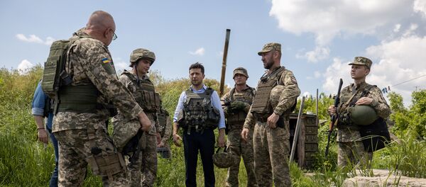Ukrayna Devlet Başkanı Vladimir Zelenskiy, Luganskaya'da askeri birlikleri inceledi. - Sputnik Türkiye