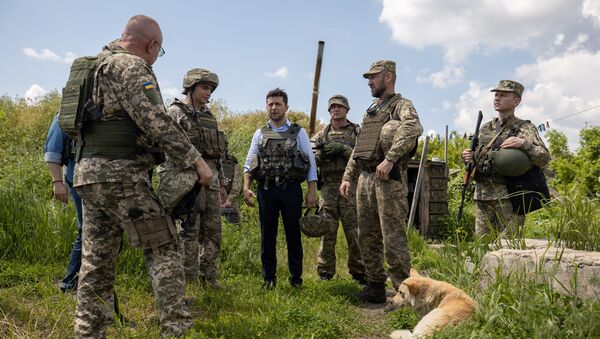 Ukrayna Devlet Başkanı Vladimir Zelenskiy, Luganskaya'da askeri birlikleri inceledi. - Sputnik Türkiye