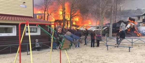 Rusya’da yangın 9 yaşındaki çocuğu salıncaktan vazgeçiremedi - Sputnik Türkiye