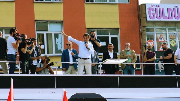 CHP İstanbul Büyükşehir Belediye Başkan Adayı Ekrem İmamoğlu, seçim çalışmaları kapsamında gittiği Arnavutköy'de halka seslendi.  - Sputnik Türkiye