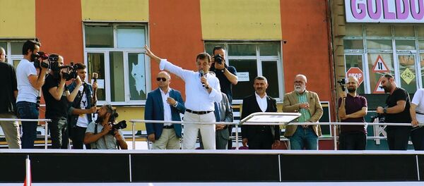 CHP İstanbul Büyükşehir Belediye Başkan Adayı Ekrem İmamoğlu, seçim çalışmaları kapsamında gittiği Arnavutköy'de halka seslendi.  - Sputnik Türkiye