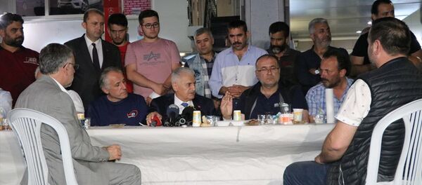 AK Parti İstanbul Büyükşehir Belediye Başkan Adayı Binali Yıldırım, Maslak’ta oto sanayi esnafı ile iftar yaptı. - Sputnik Türkiye