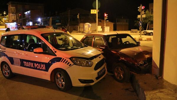 Alkollü sürücü polis otosuna çarptı - Sputnik Türkiye