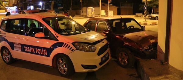 Alkollü sürücü polis otosuna çarptı - Sputnik Türkiye